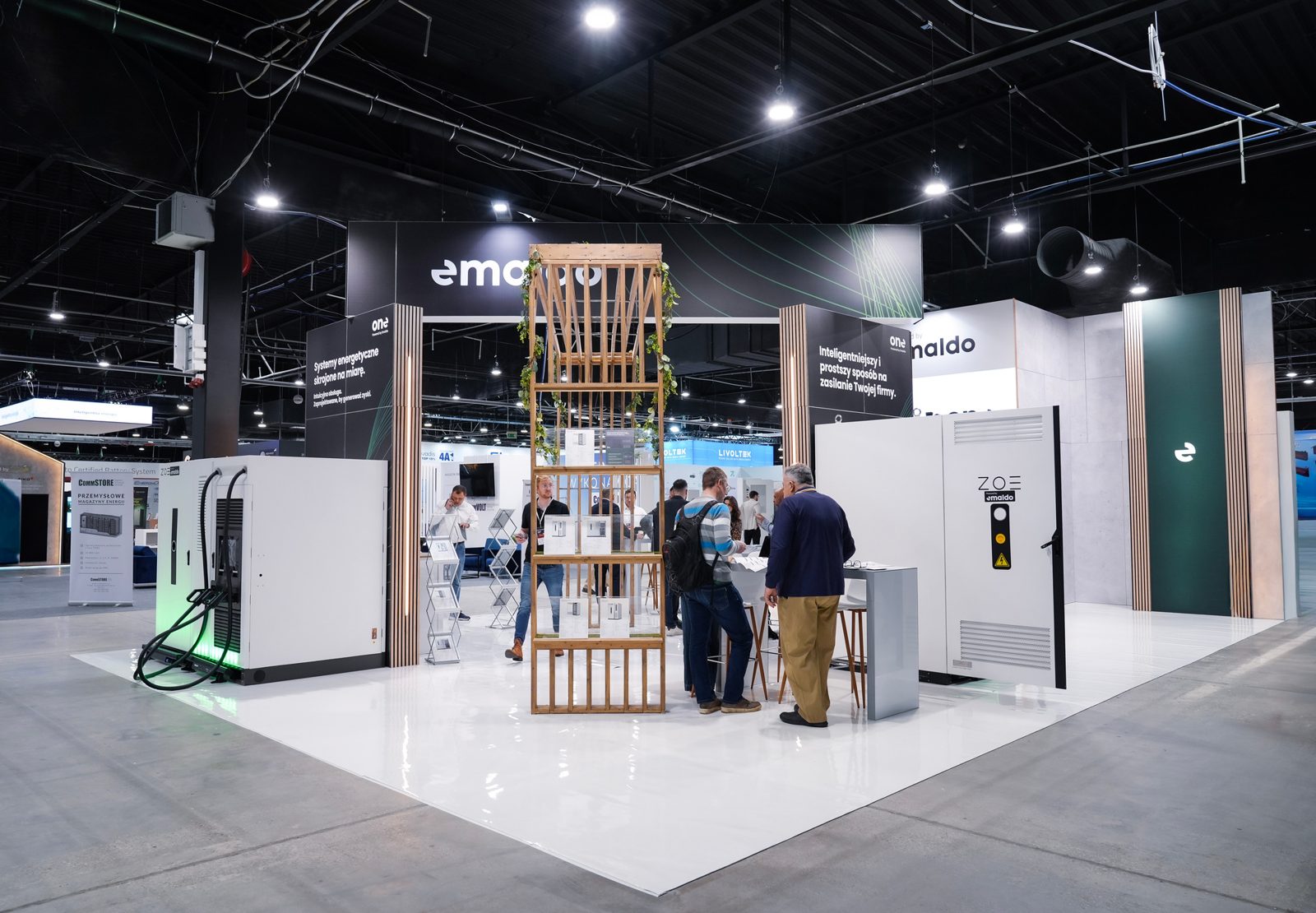 Emaldo stand with products